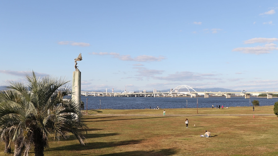 ・【外観】広場から大阪の海を一望できます。ワンちゃんもめいっぱい遊べます♪
