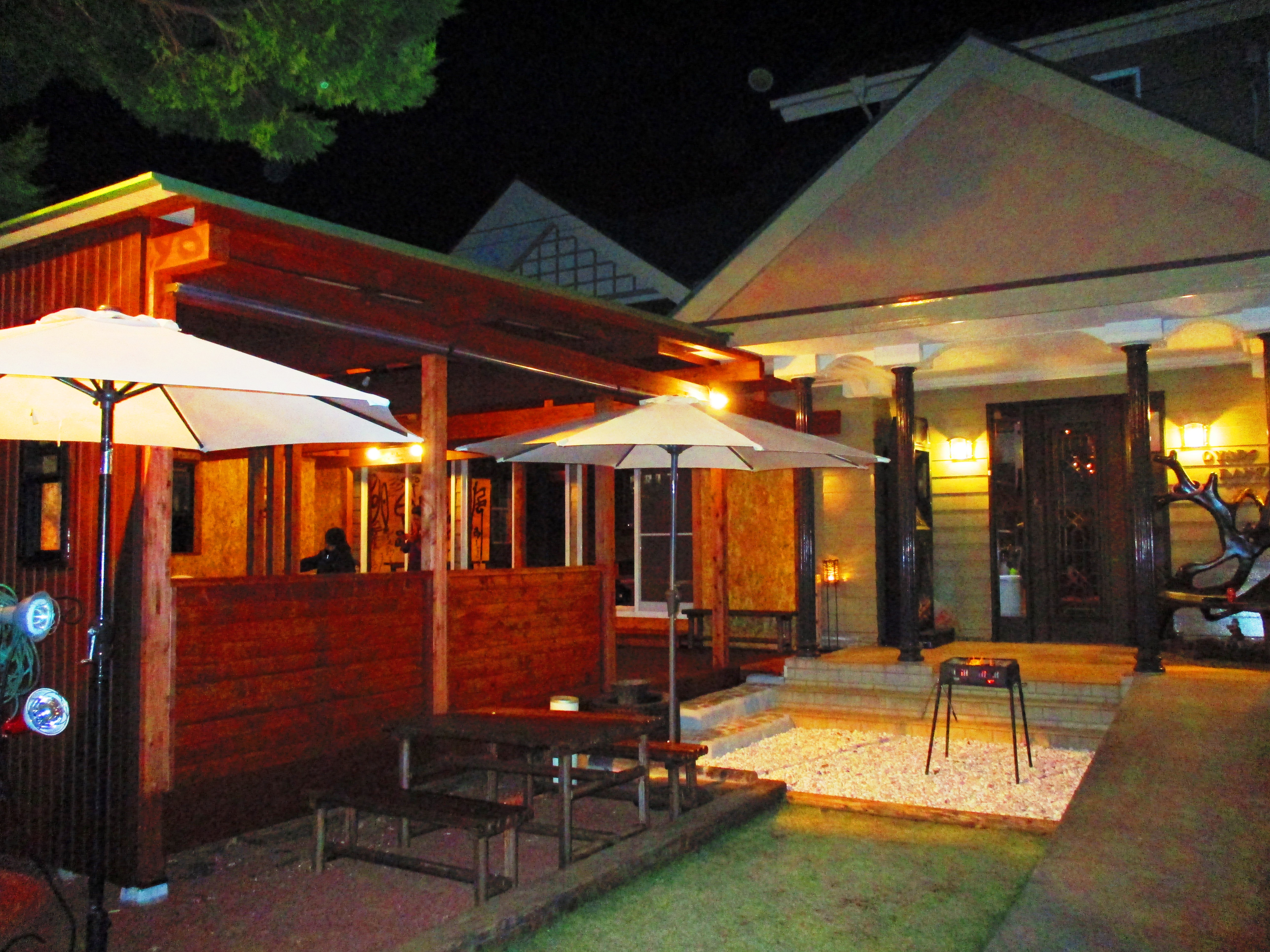 玄関のすぐ横に雨でも安心のお洒落なBBQ場が誕生しました！