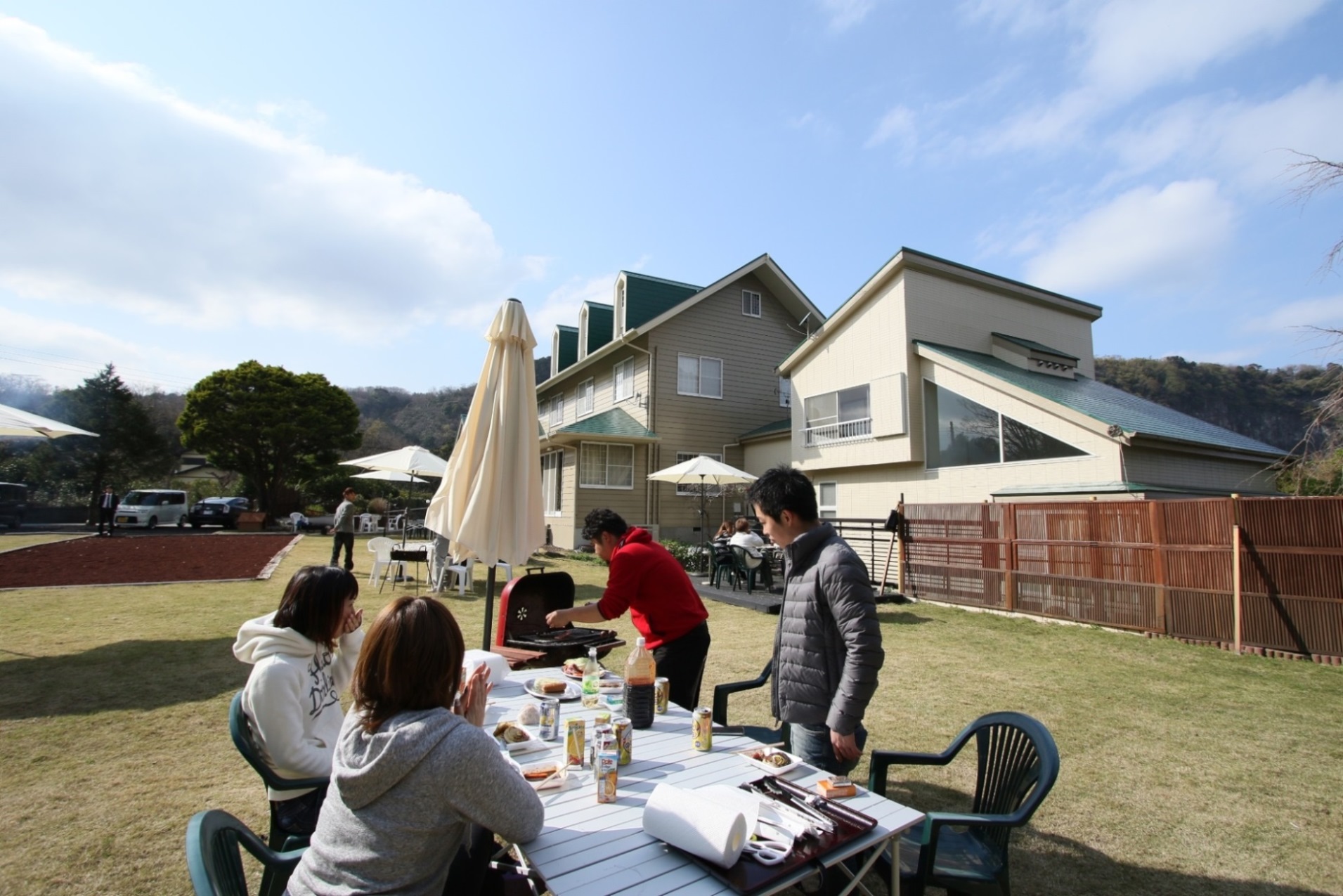 青い空の下BBQ