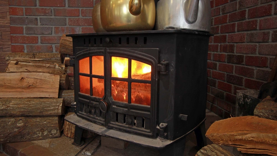 寒い日も安心！お食事処は暖炉の火があたたかく迎えてくれます。