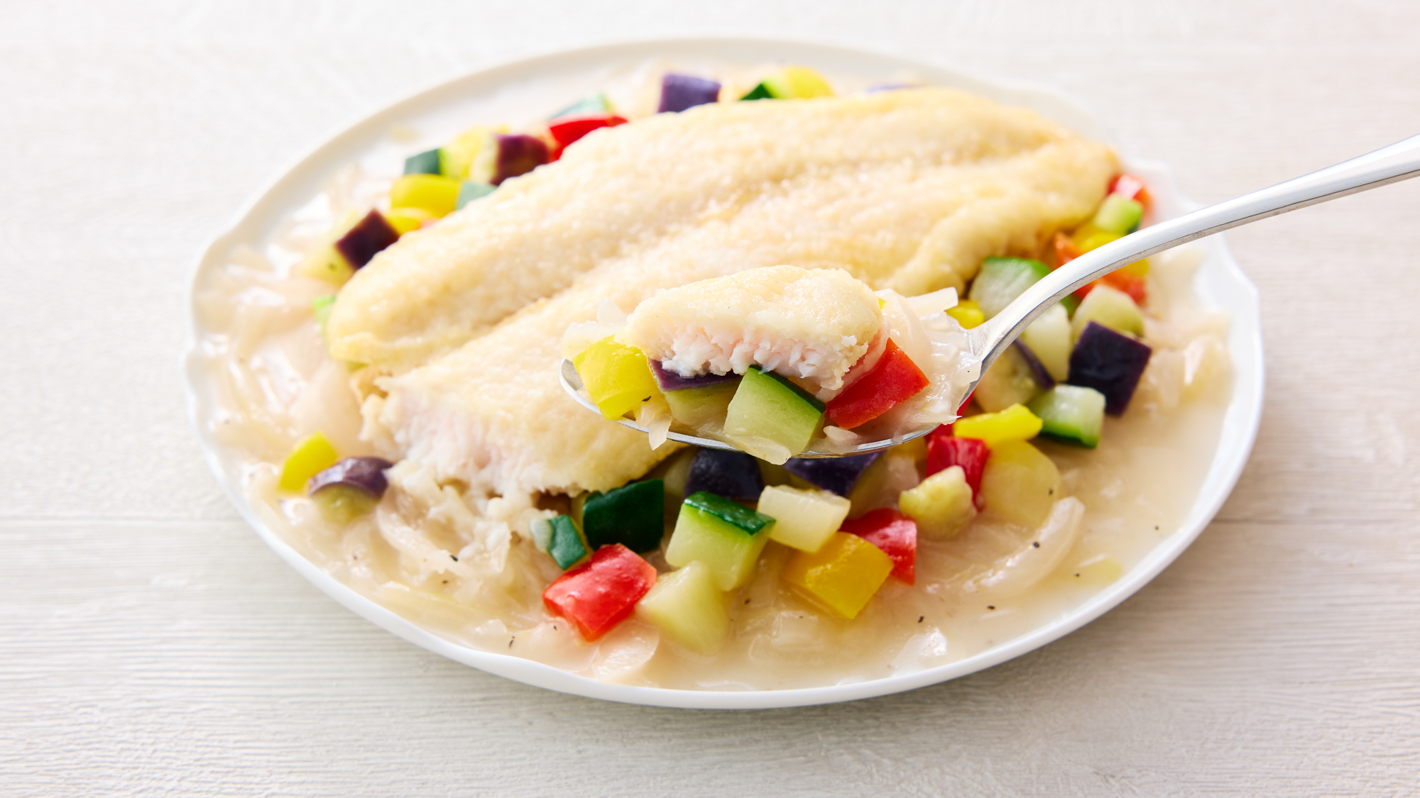 【白身魚のマリネ風フィレ】酸味のきいたマリネと一緒に食べると白身魚のうま味が口いっぱいに広がります