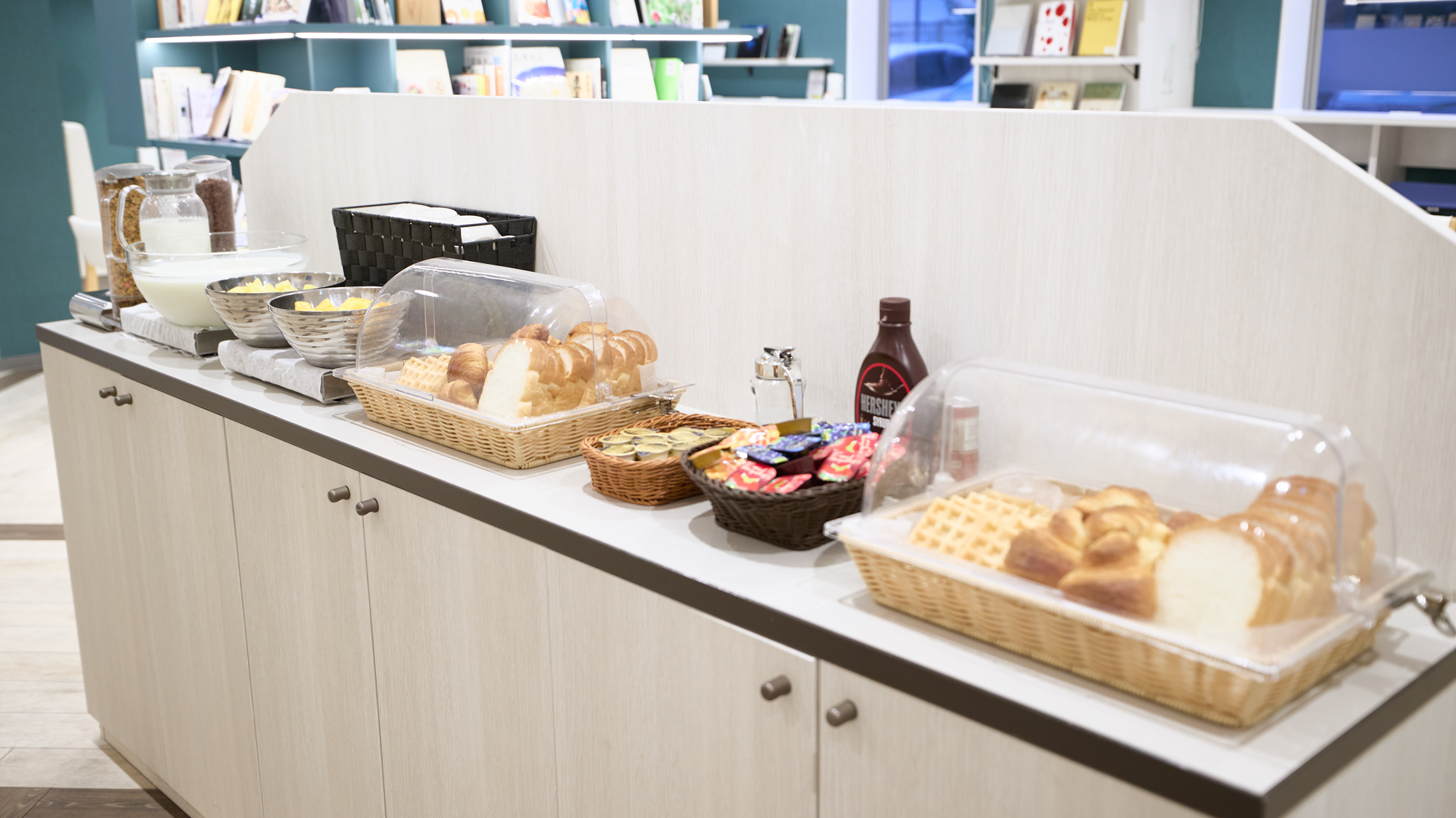 【無料朝食サービス】朝に食べやすいパンもご用意