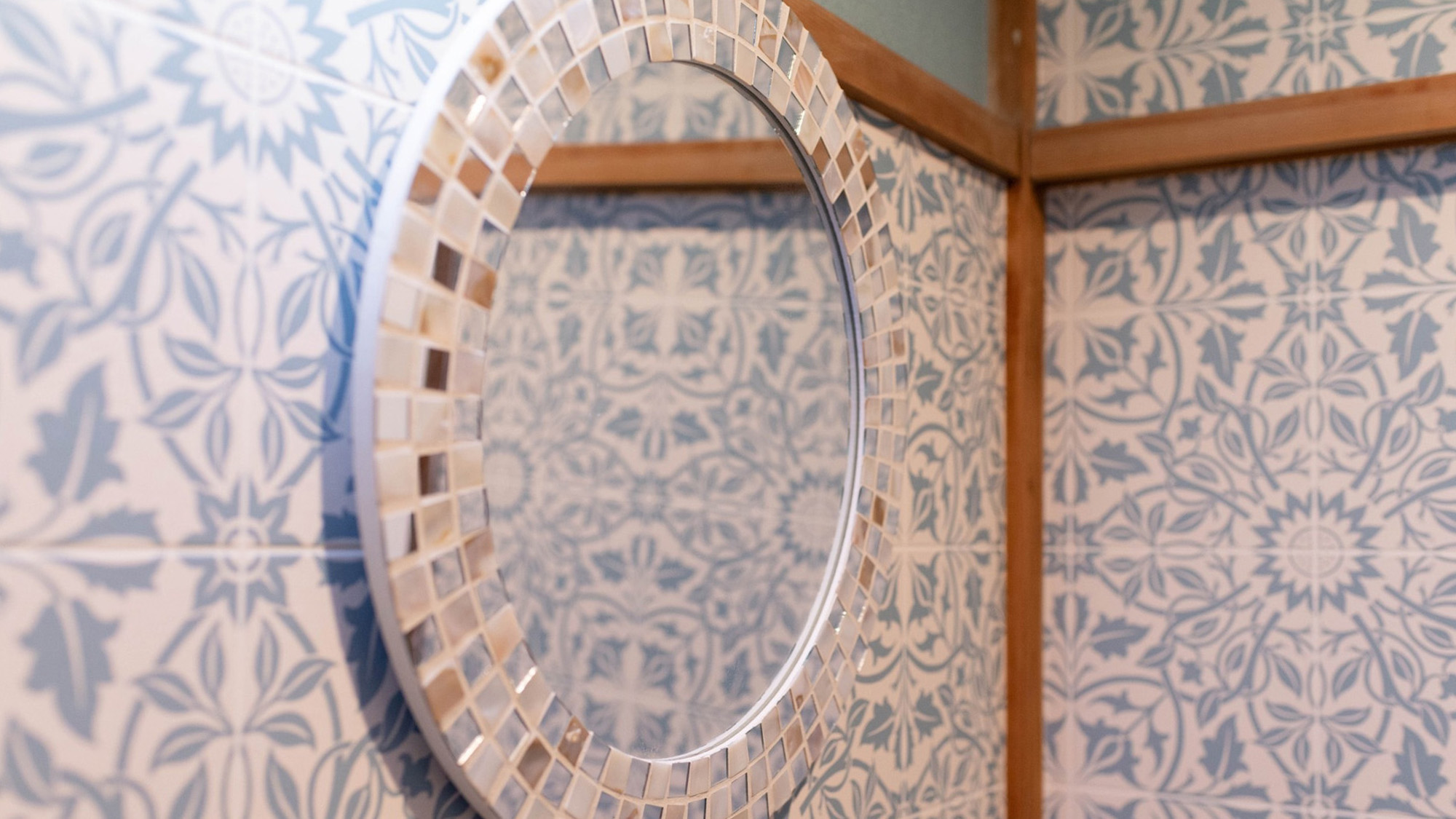 ・【鏡】おしゃれなデザインの鏡の装飾で朝の身支度も楽しくなりそうです