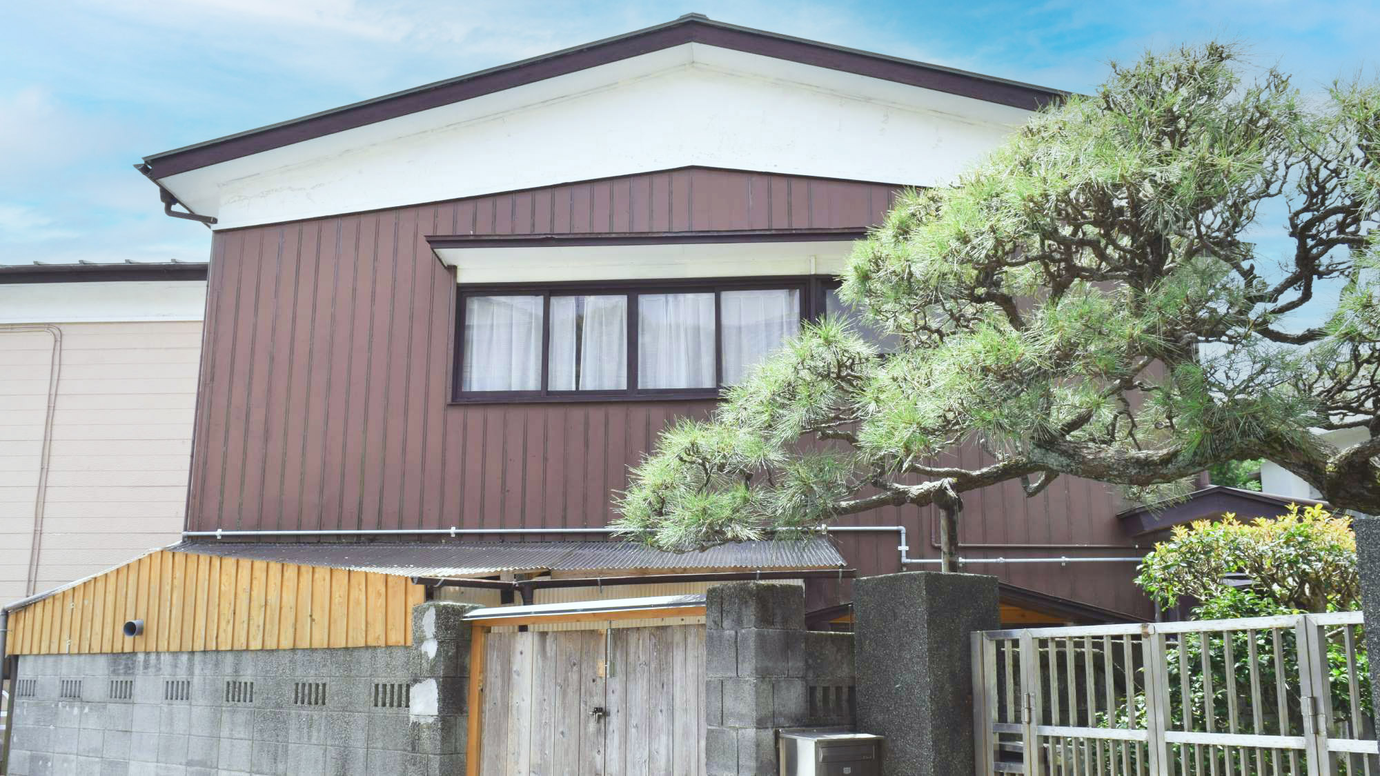 ・【外観】駅から徒歩約8分！暮らすように滞在できる港近くの素朴な一軒家