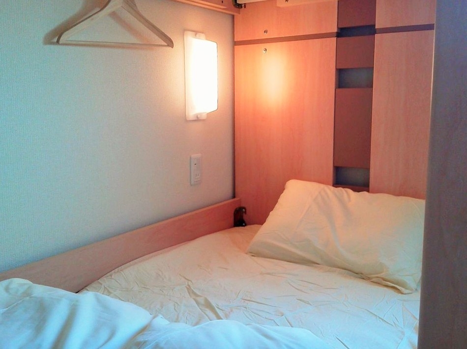 【二段ベッド個室】１〜２名利用　個室でゆっくり【素泊まりバストイレ共用】　