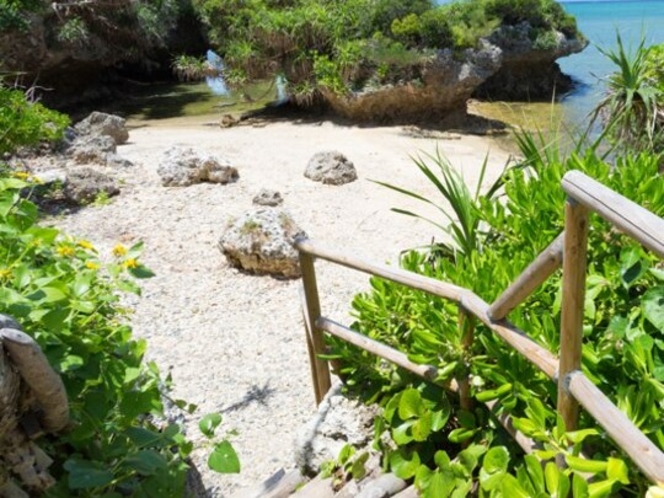 【海岸】木造の階段を下りると、遠浅の海が広がります