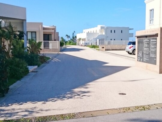 【導入路】海に囲まれた自然豊かな住宅街に立地