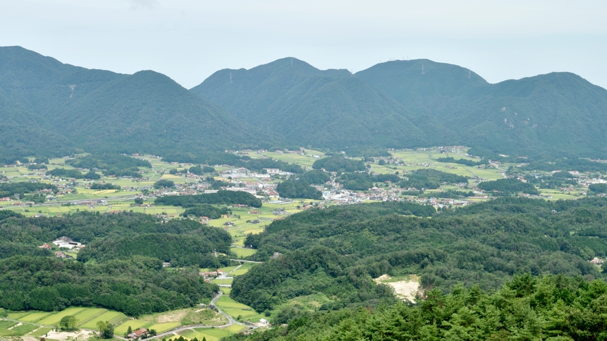 オレンジ色の 石州瓦の美しい町並みと 四季折々の美しい景色をお楽しみ頂けます