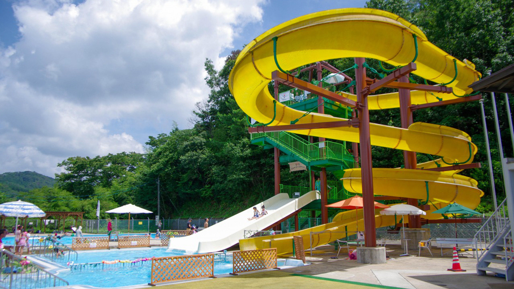 ウォータースライダーで夏に飛び込め！