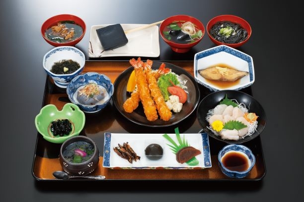【お料理充実】国内初の“黒づくし”御膳と日本一“黒い”温泉で癒されよう＜２食付＞
