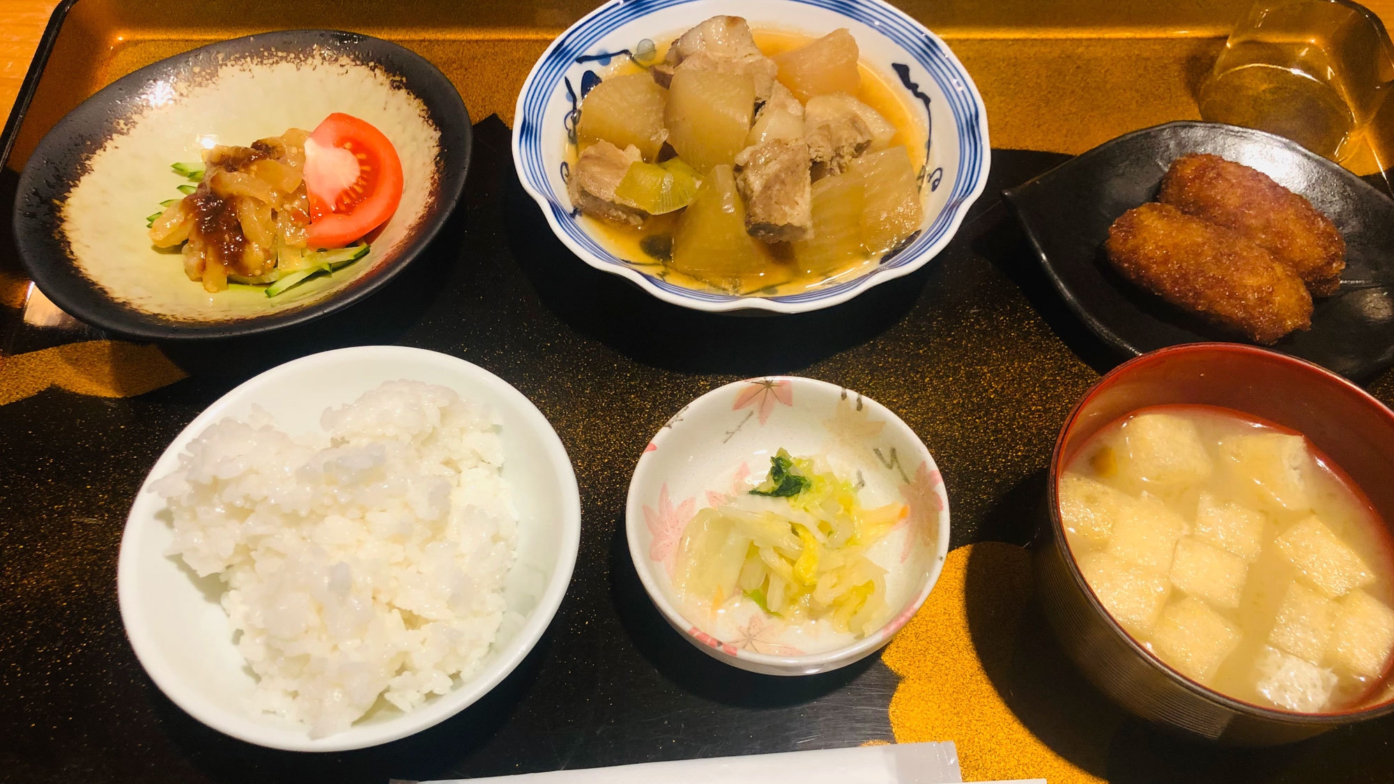 【ビジネス向け2食付】家庭料理の日替わり夕定食＆仕事の疲れは温泉で癒す♪