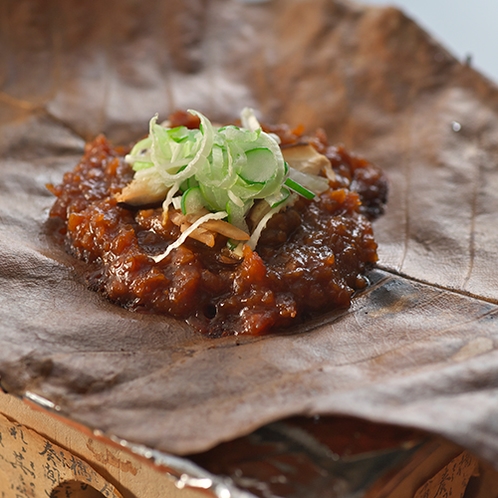 【朝食一例】飛騨の郷土料理「朴葉味噌」はご飯が進みます♪