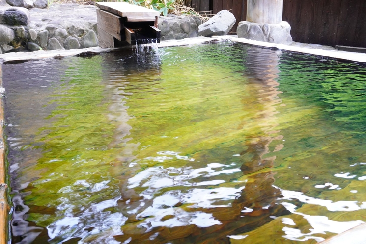 透き通った温泉に入って肌もツルツル