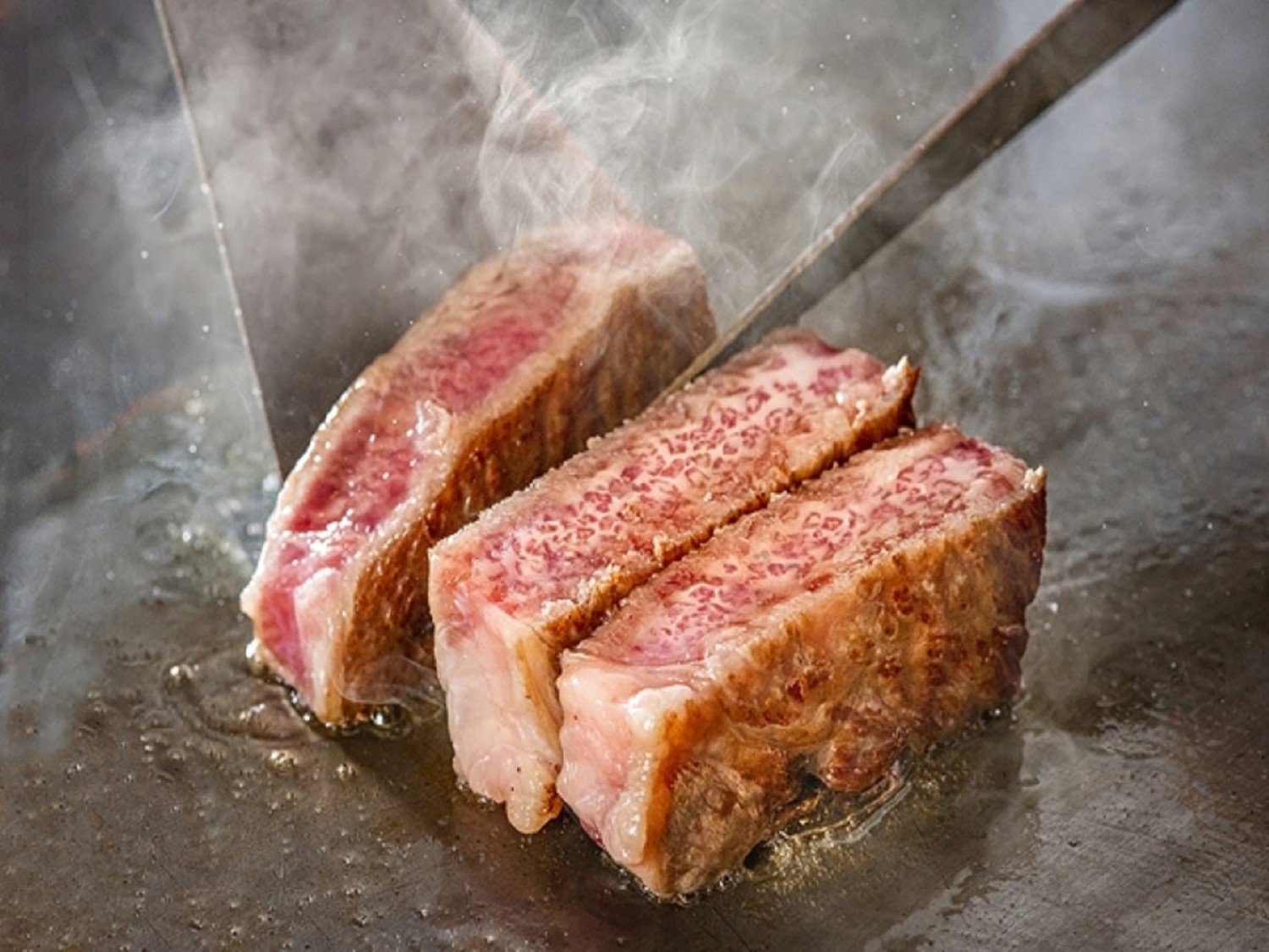 【ライブキッチン】鉄板で焼き上げる定番「ステーキ」をお好きなだけお楽しみください！