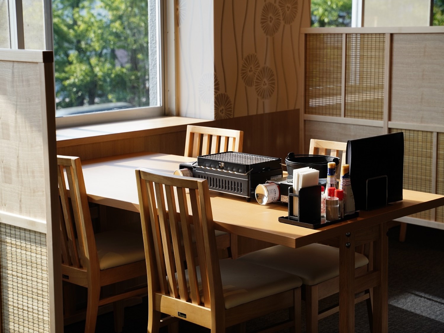 【レストラン】窓側の4名席では加賀の景観を見ながらお食事をお楽しみいただけます。