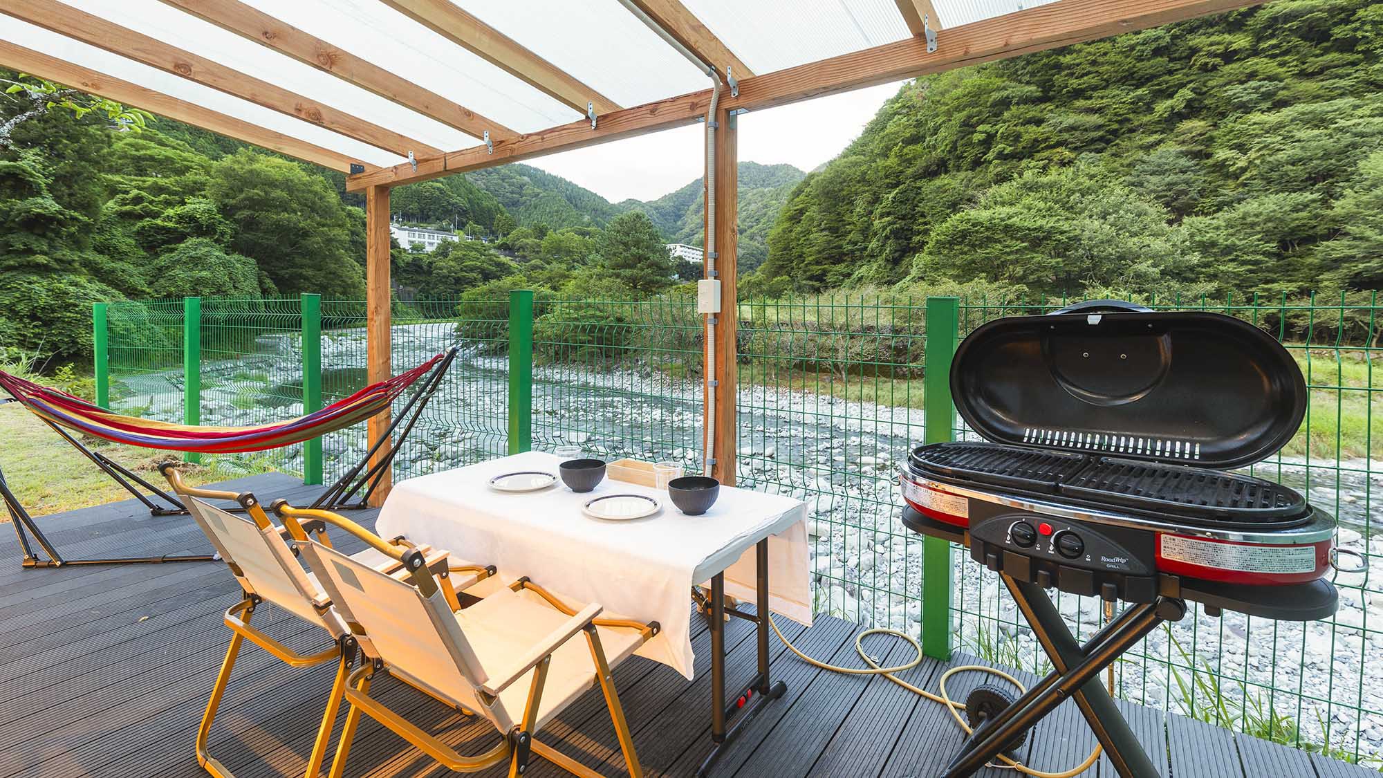 【リバーサイド・ コットンテント】専用のBBQデッキや洗い場も完備。気軽なアウトドアをグランピングで