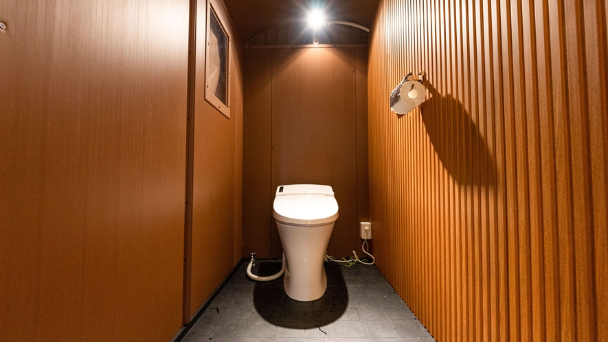 ・【グランピングドーム／トイレ】専用の個室トイレがあれば安心。快適なグランピングができます