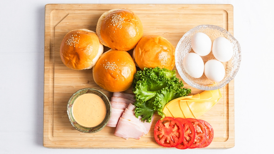 ・【プレミアム朝食／ハンバーガーセット】特製ハンバーガーをお召し上がりください