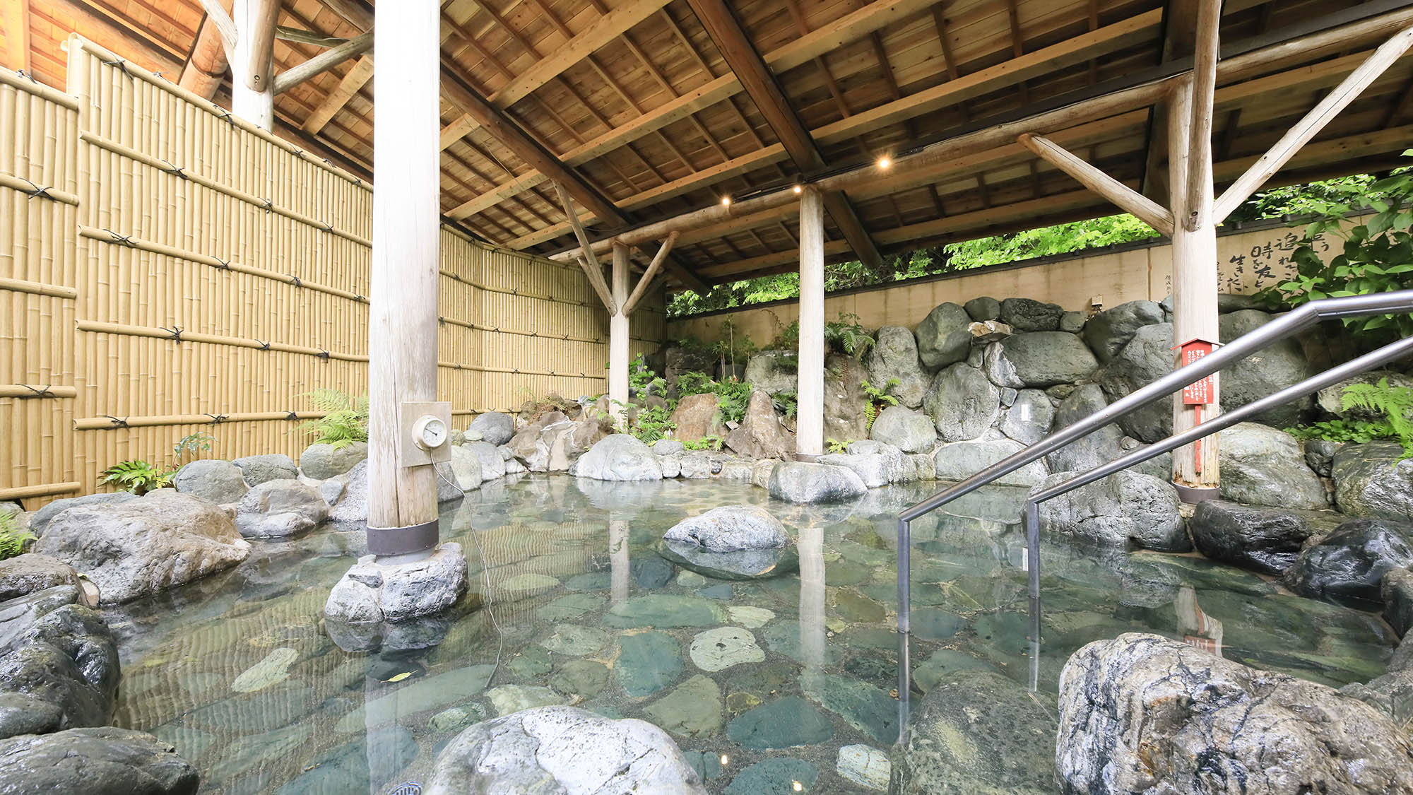 【露天風呂】美人の湯とうたわれる古来の中川温泉、良質のアルカリ単純泉。※写真は女湯