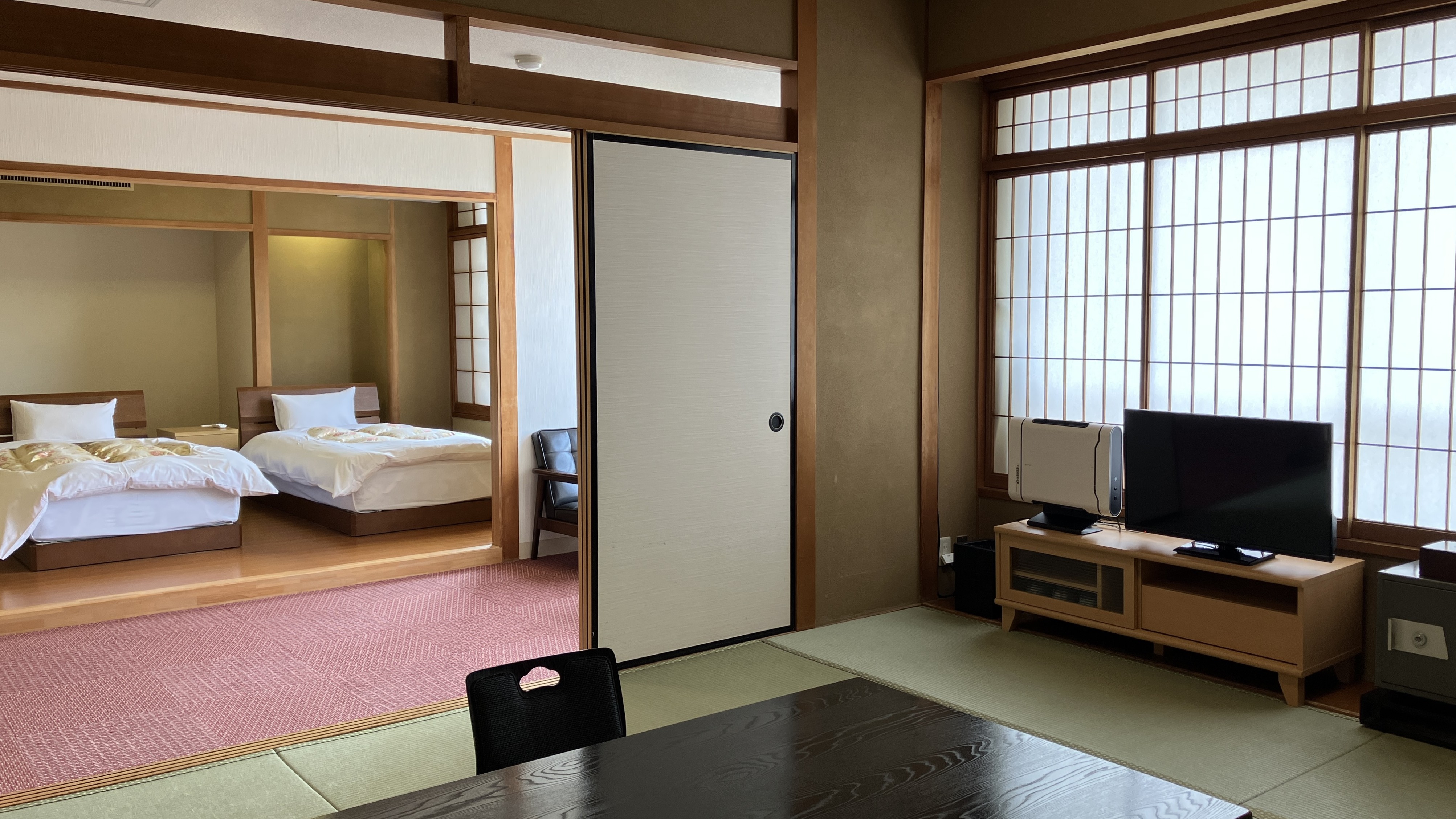 和室(10畳)と洋ベッドを設置した2間続きの特別室です。広々とした間取りで快適にゆったりとお過ごしいただけます。