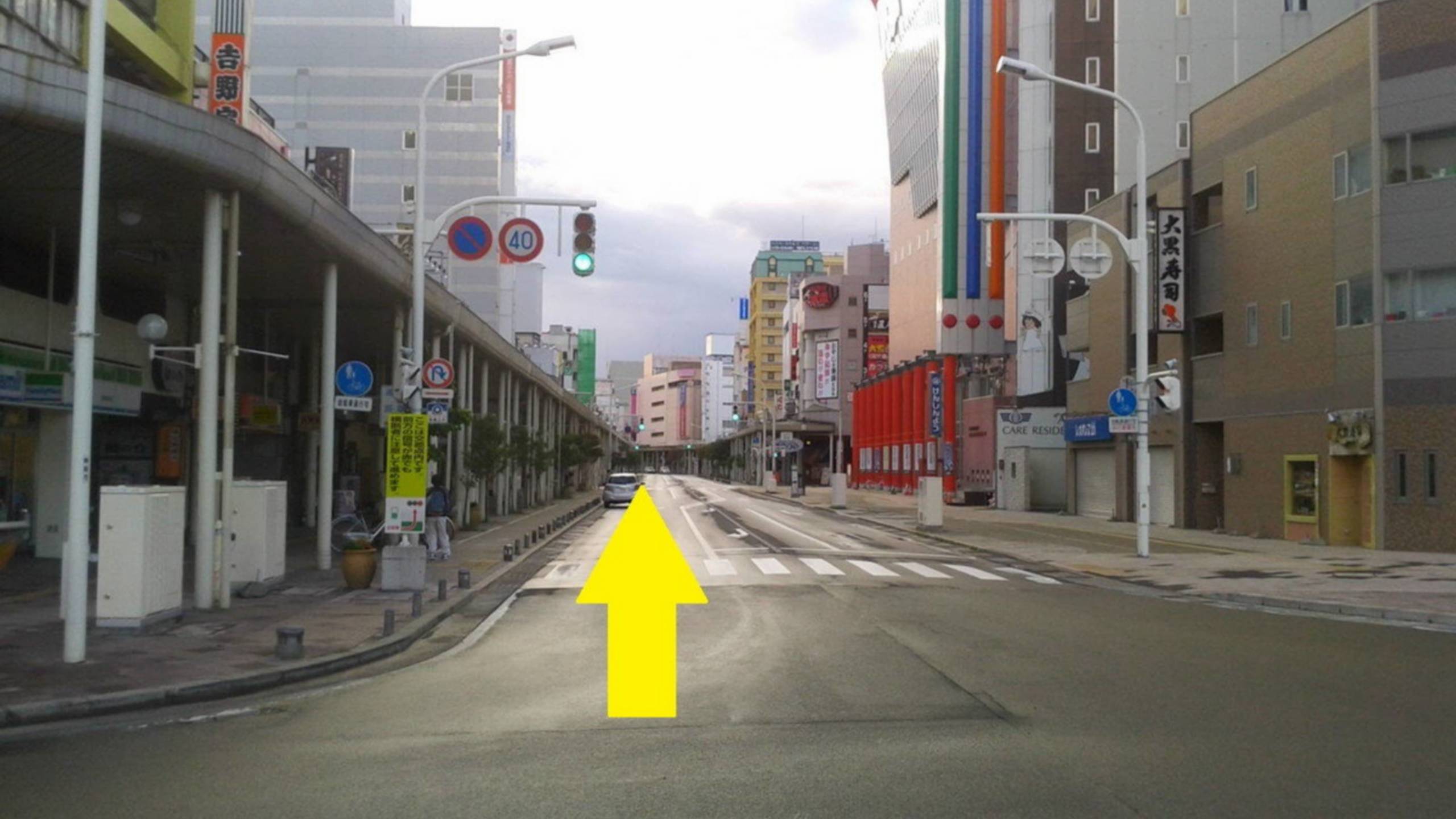 そのままアーケード街を直進いたします。（信号1つ目です。）
