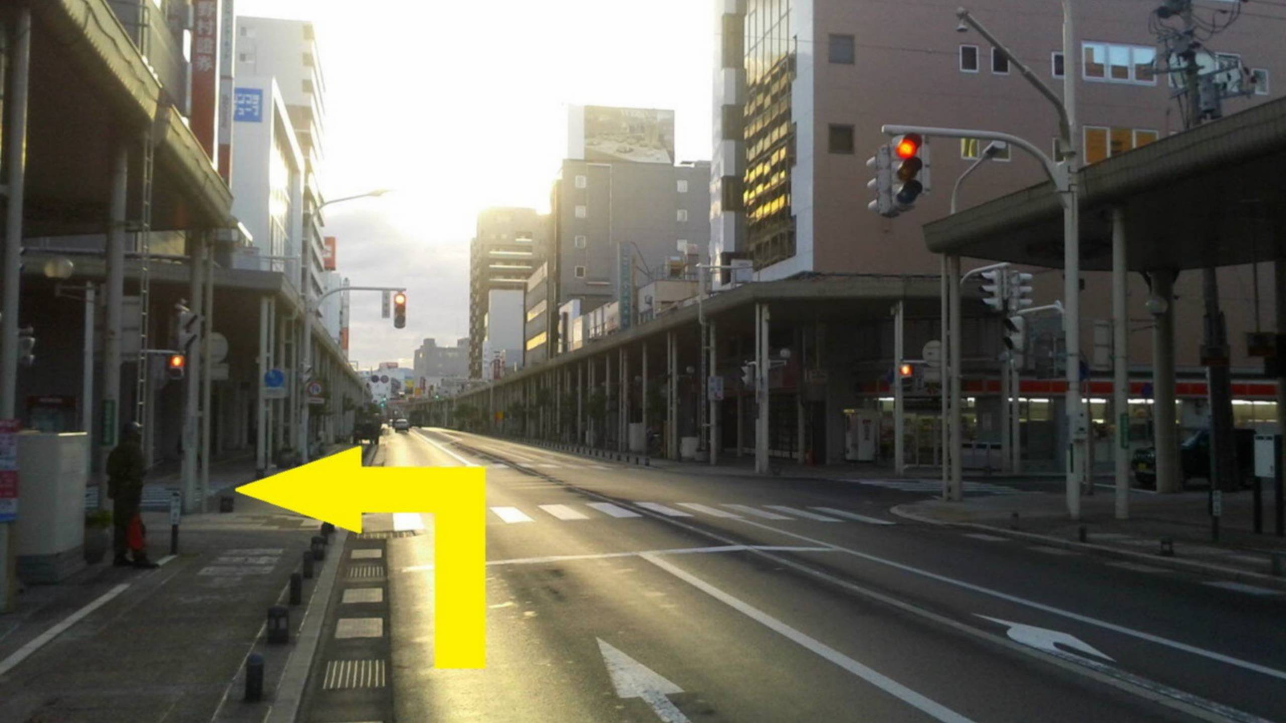信号5つ目の交差点を左折します。交差点角には野村證券様がございます。