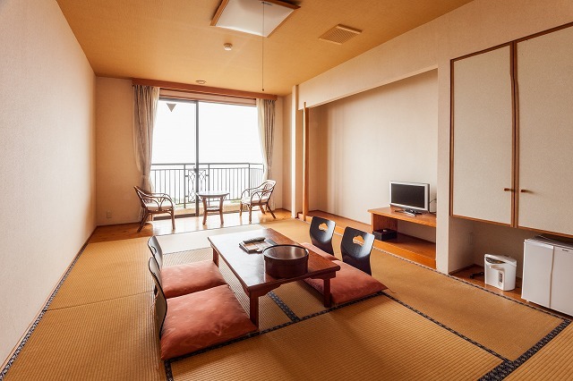 Japanese-style room (10 tatami mats) (sea side)