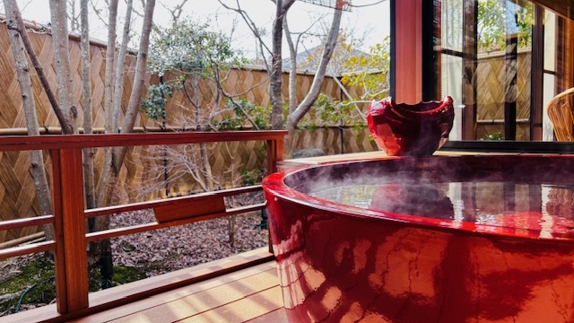 【新館露天風呂付き客室】信楽焼の露天風呂