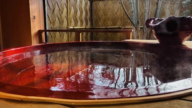 【新館露天風呂付き客室】信楽焼の露天風呂