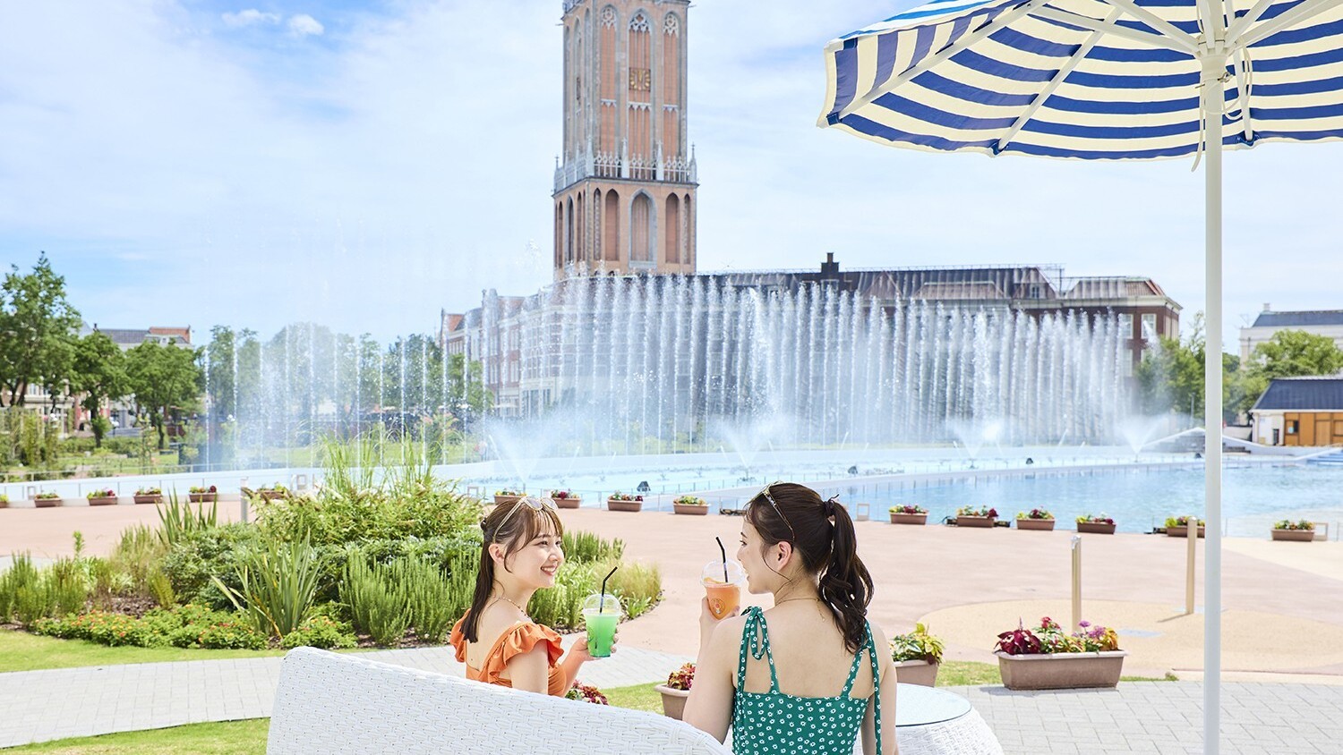 プールサイドでくつろげる有料席も♪