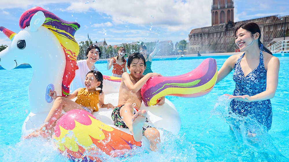 ヨーロッパの街並みを眺める直径50mの屋外プールで思いっきり遊ぼう！