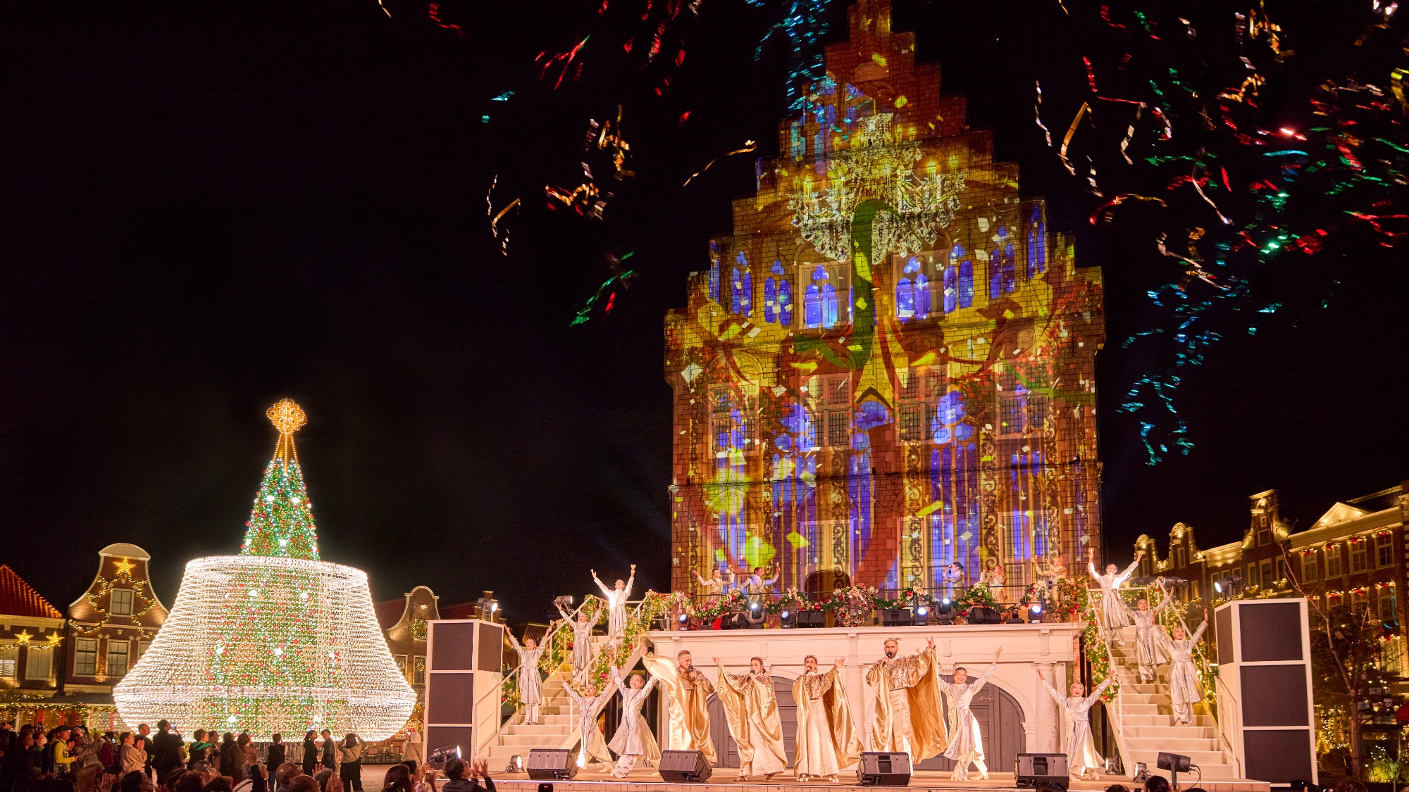 圧巻の歌声の中、シャンデリアツリーに光が巡り点灯する瞬間は必見です。