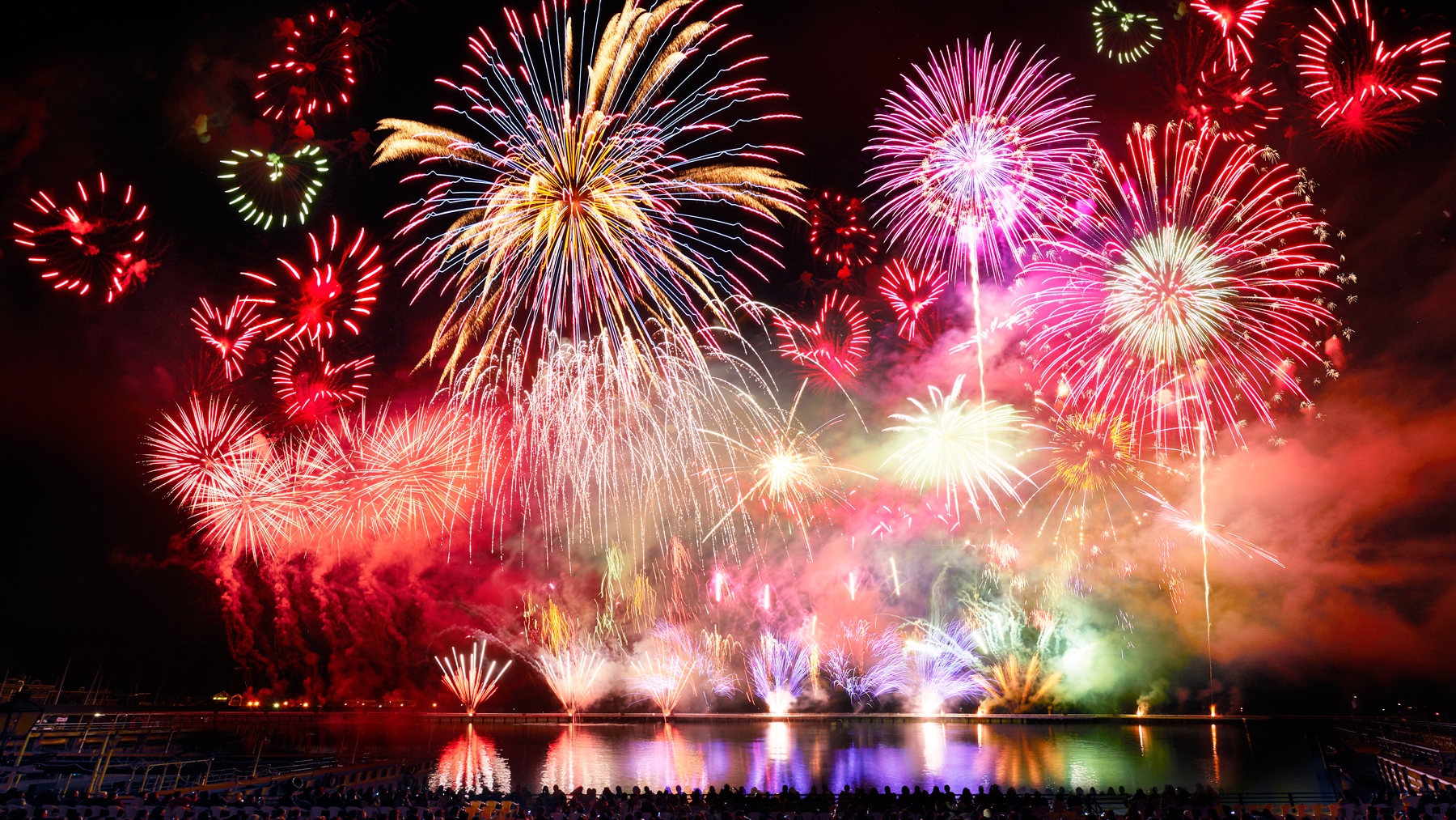 澄み切った​冬の​夜​空に​色鮮やかな​花火が​次々と​打ち​上がる花火（※イメージ）