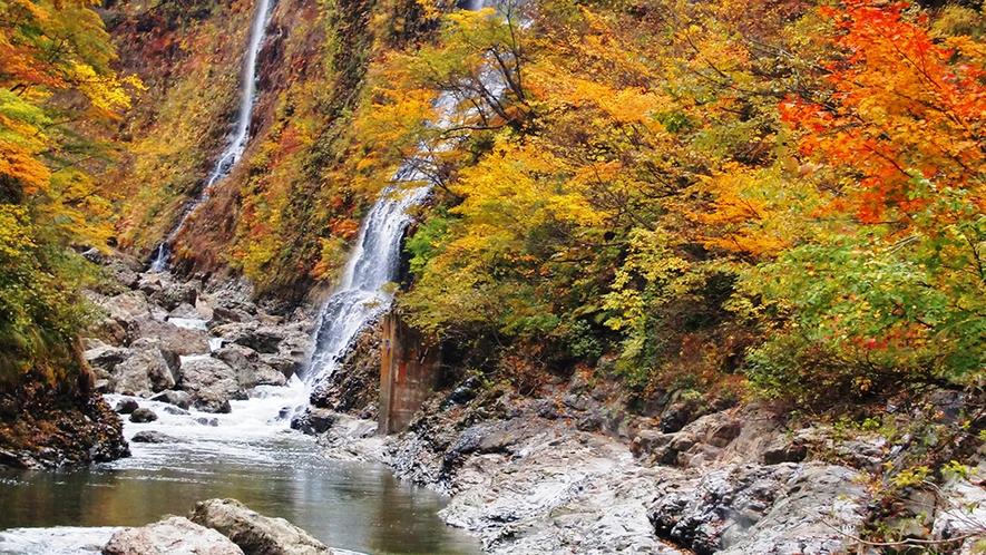 【小安峡大噴湯】（徒歩5分）地獄釜とも呼ばれるV字谷の大噴湯。湯沢自慢の景勝地としても有名です。