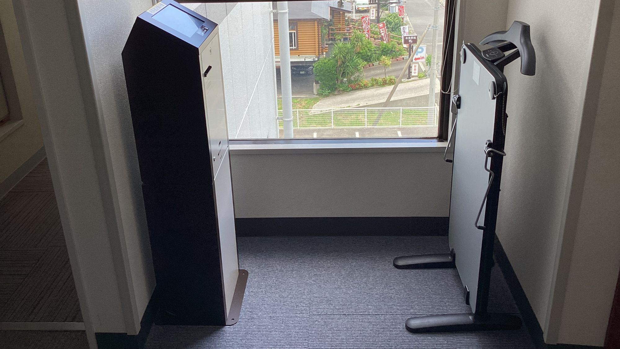 各階、エレベーター前に、ズボンプレッサーをご用意。ご自由にお使い下さい。