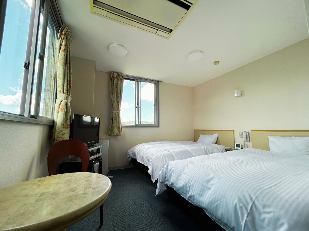 【ツインルーム】デュべスタイルで整えられた、ユニットバス付きのお部屋