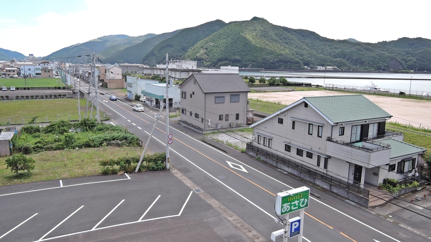 *【客室からの眺め】松田川の河口と周囲の山並みがご覧いただけます