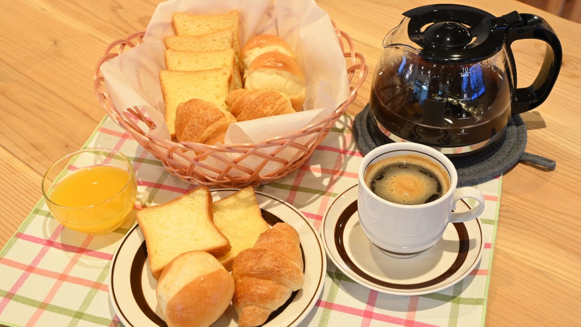 パンと飲み物はおかわり自由となります。※パンの種類は仕入れにより異なります。