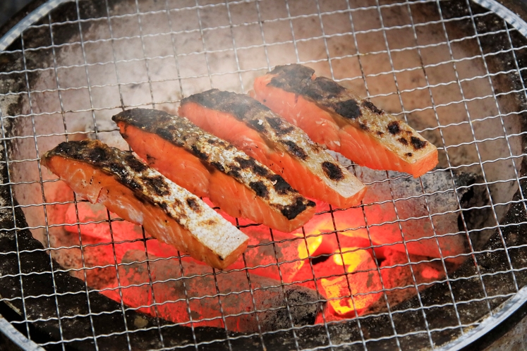 ◆朝食　炭火で焼いた鮭※イメージ