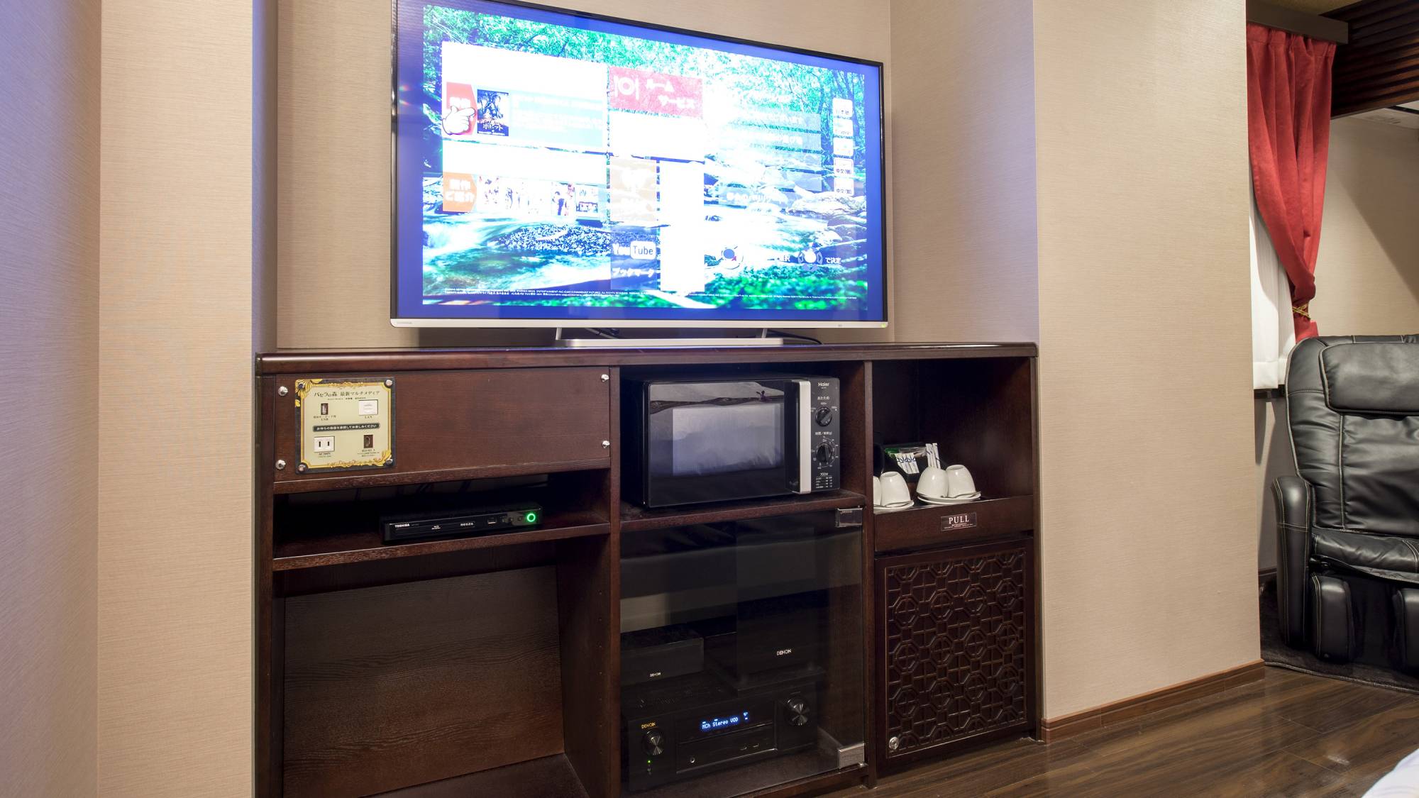 【客室テレビ】55型の大きなTV（プラチナスイートのTVは65型でございます）