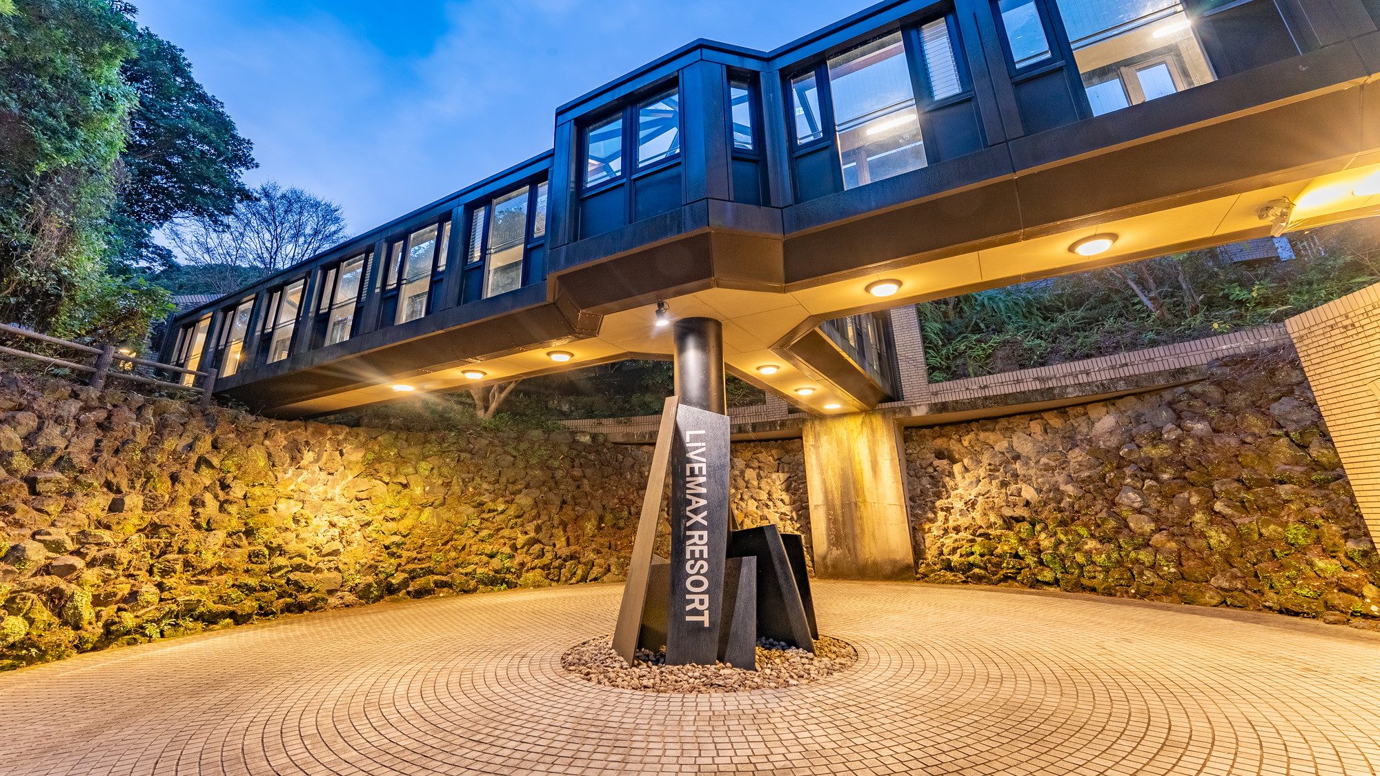 【エントランス　夜】