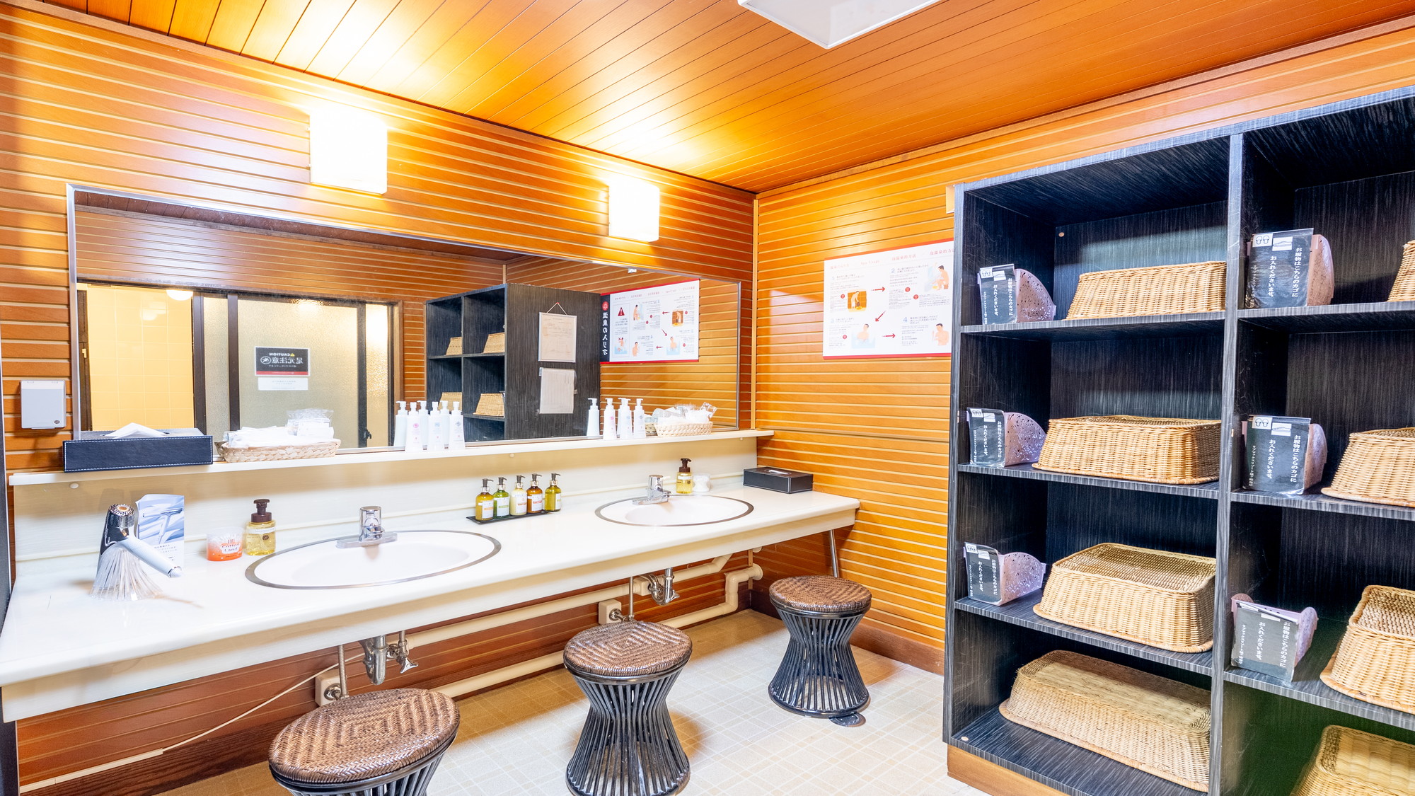 【脱衣所（女湯）】