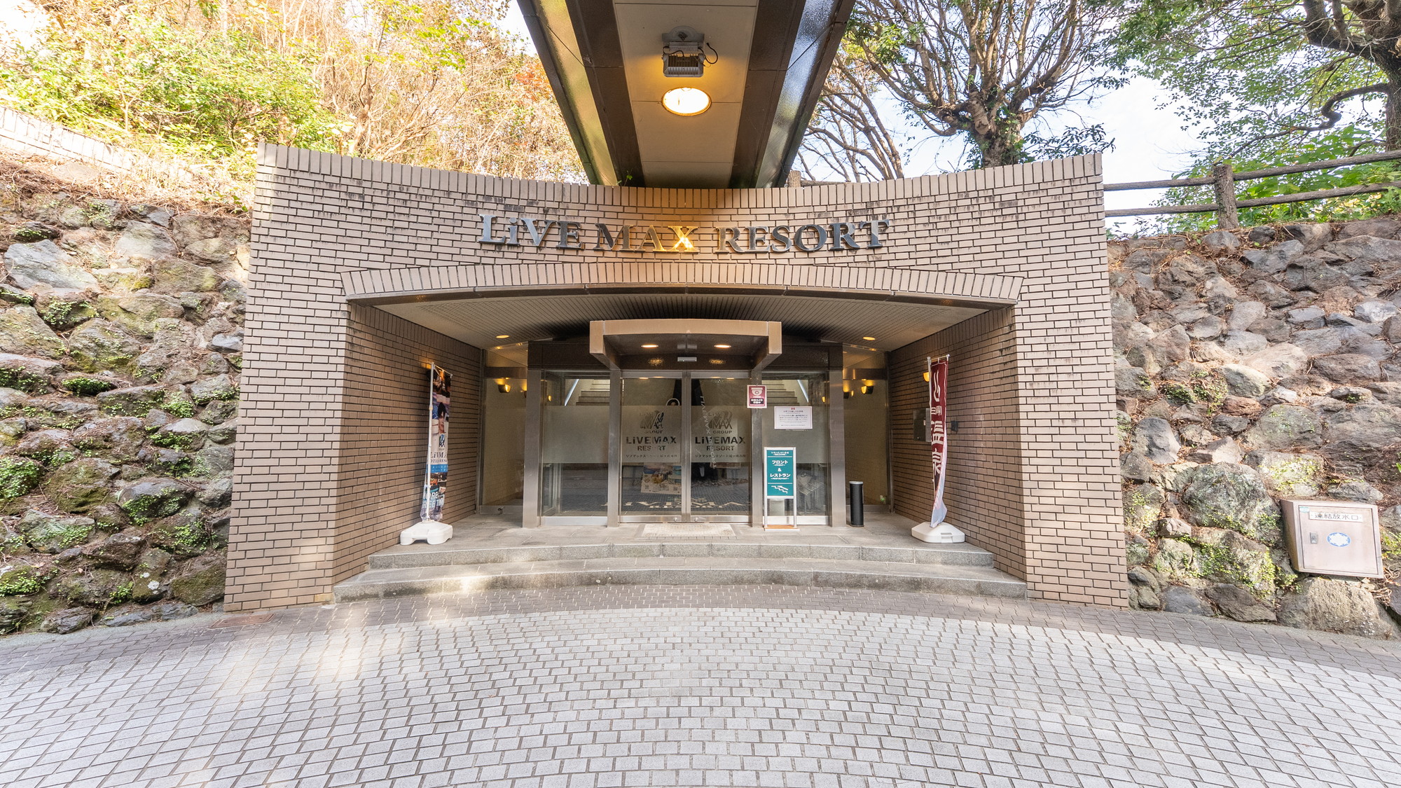 【エントランス　昼】