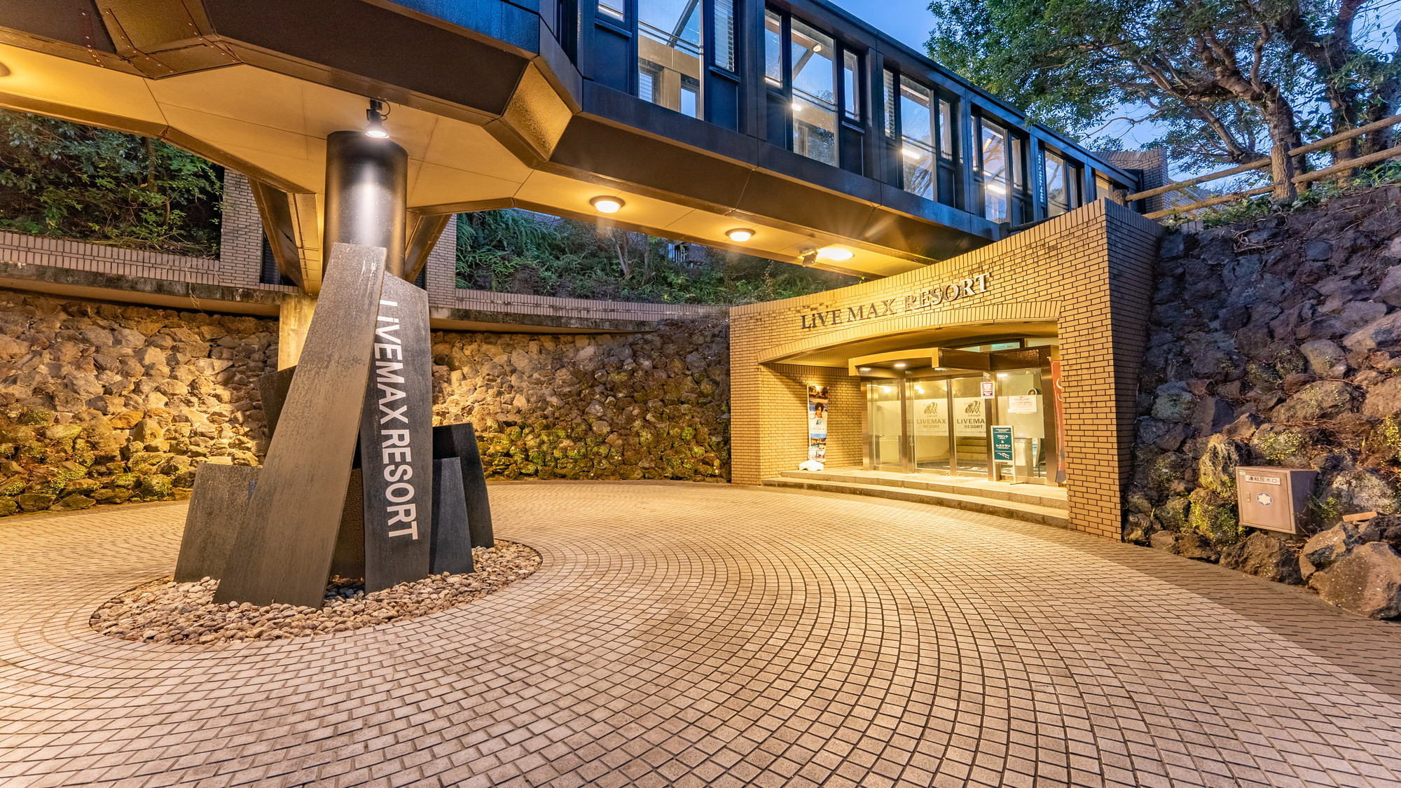 【エントランス　夜】