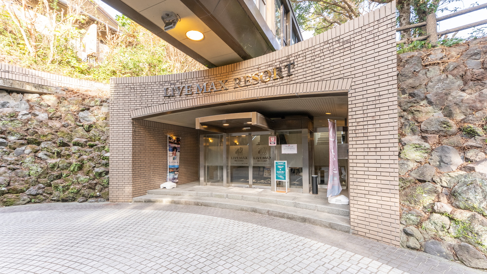 【エントランス　昼】