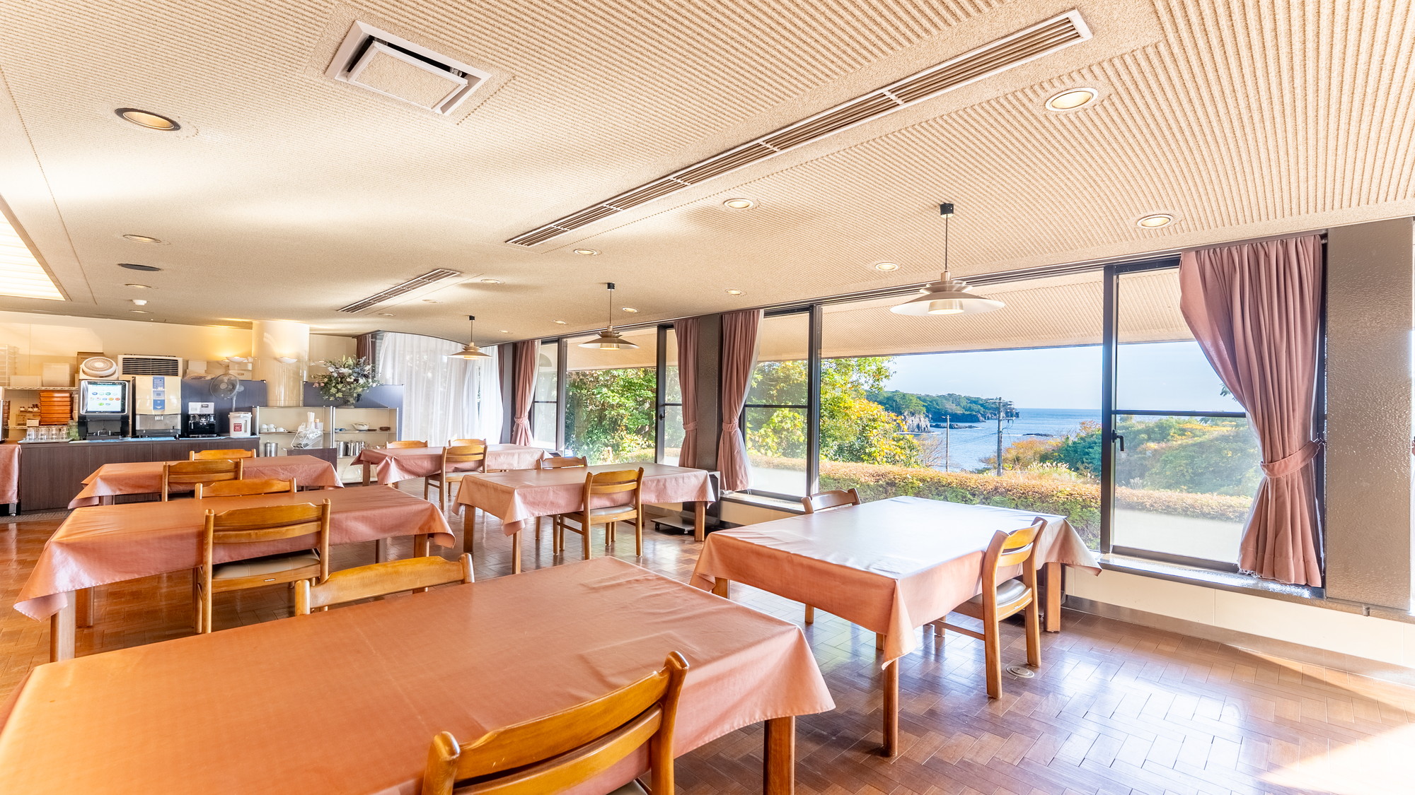 【レストラン会場】朝7：00～9：30　夜18：00～21：00