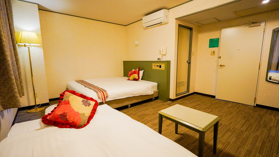 ◇禁煙◇ツインルーム【ベッド幅140cm1台＋ソファーベッド１台】夜間イメージ