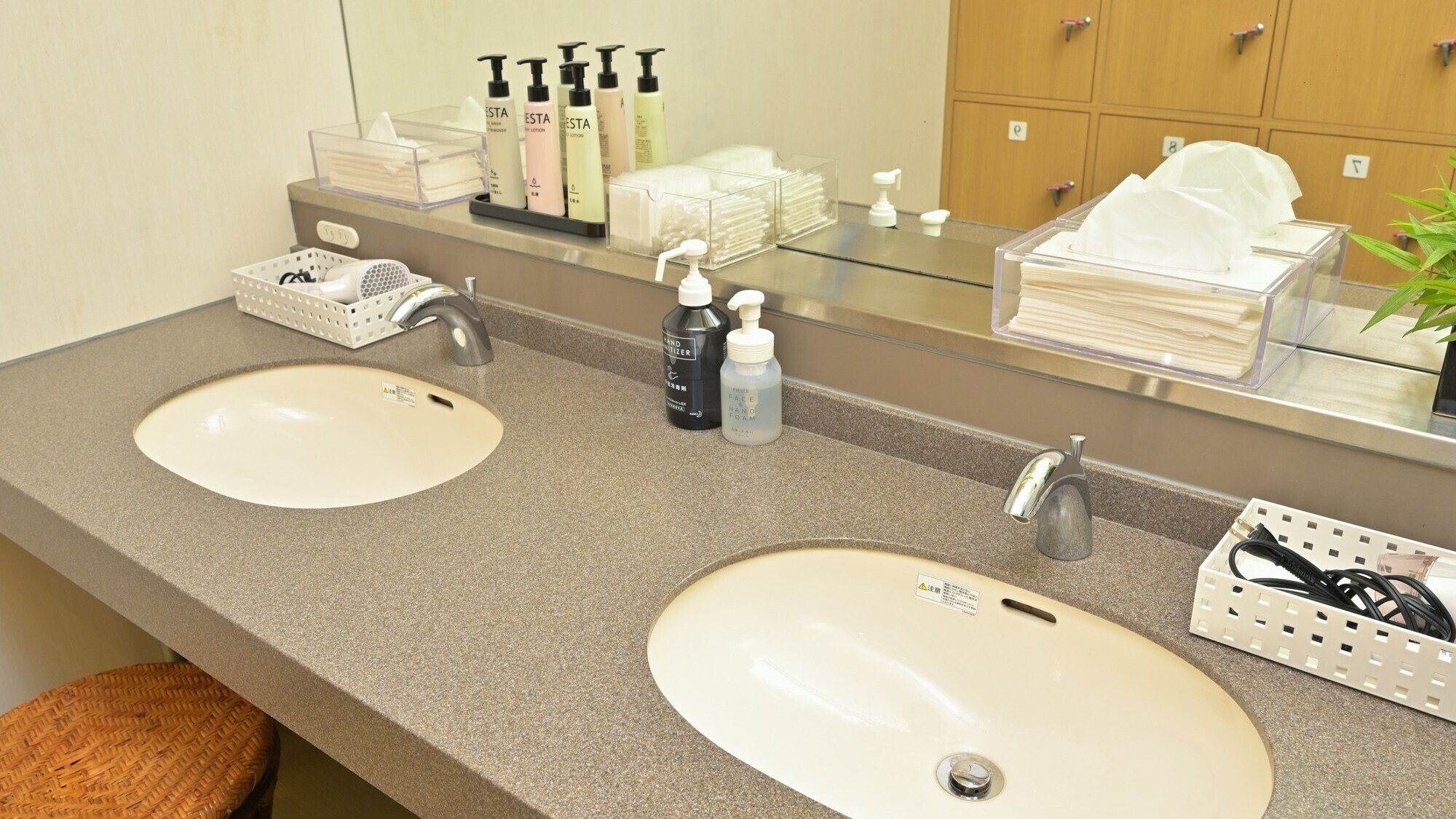 【化粧洗面台】綿棒・コットンや各種スキンケアもご用意ございます。