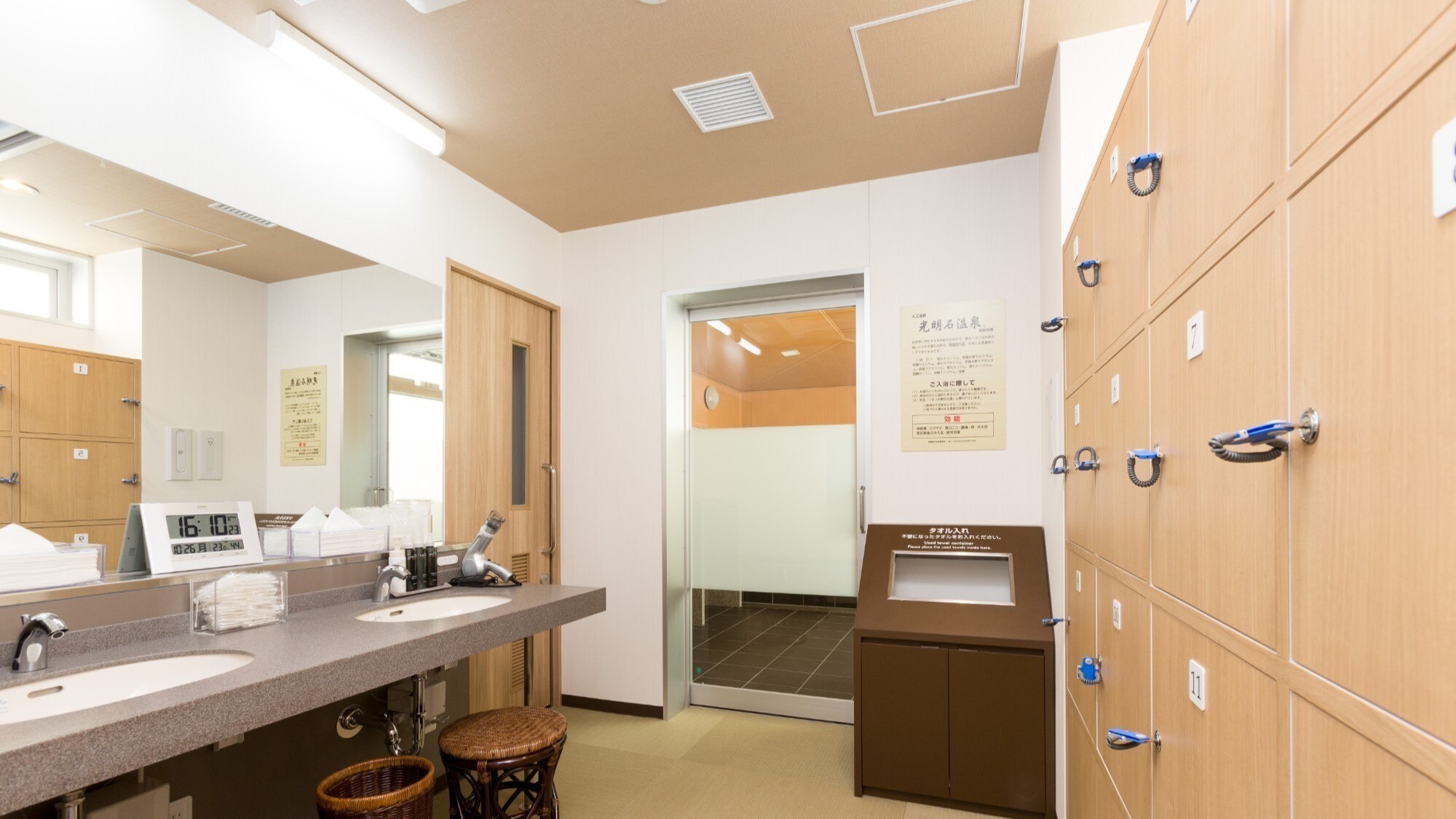 【脱衣室】脱衣室には鍵付きのロッカーも完備しております。