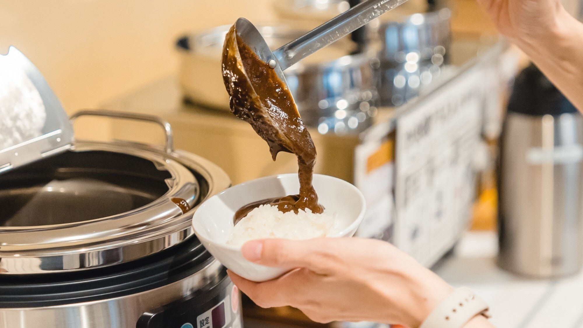 【朝食】大人気のブラックカレー是非お召し上がりください♪